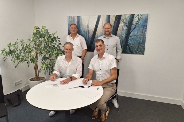 Lars Brügner und Jens Gehrt unterzeichnen den Vertrag 