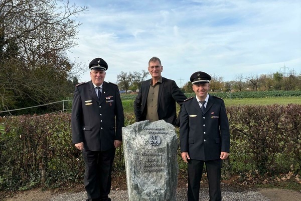 Gedenkstein der Feuerwehr, v.l.n.r. Roland Neininger, Lars Brügner, Sascha Seckinger 