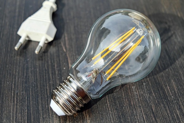 Gl&uuml;hbirne, Stecker, Energie, Licht