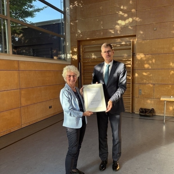 Wilma Raynor und Brgermeister Lars Brgner